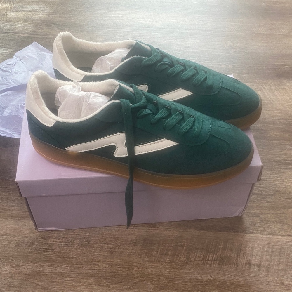 NWB Madden Girl GIIA retro style Sneakers